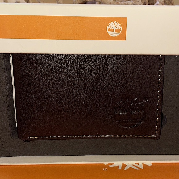 Timberland Billfold with Leather Wrapped Key Fob Set - Picture 3 of 5